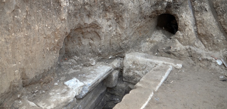 Kütahya'da Kaçak kazı yapanlar mezar odası buldu