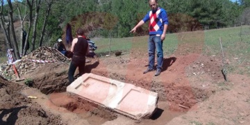 Taraklıda iki bin yıllık mezar taşı bulundu