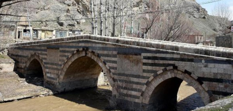 Van'da  350 yıllık köprü yıkılmak üzere