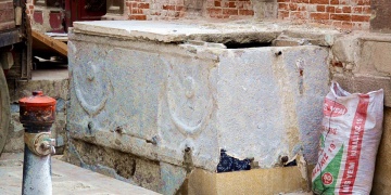 Cami şadırvanı lahit çıktı