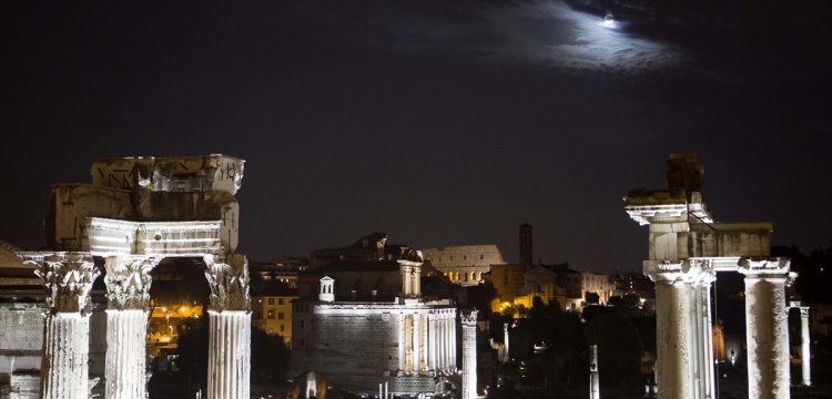 Roma Forumu ışıklandırıldı