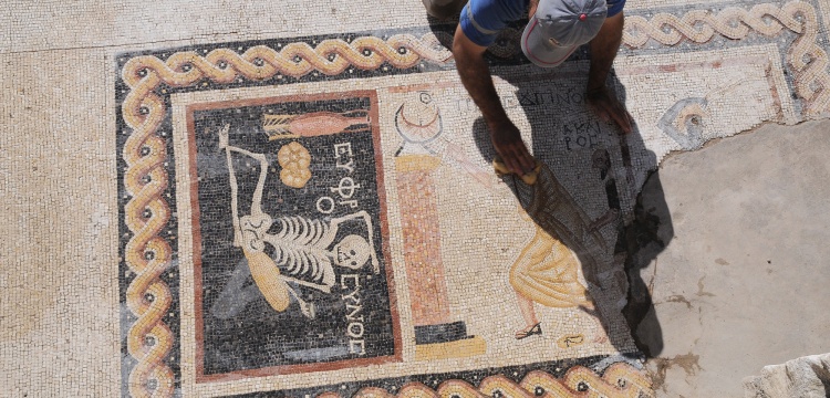 Antakya'da Neşeli ol hayatını yaşa yazılı mozaik bulundu