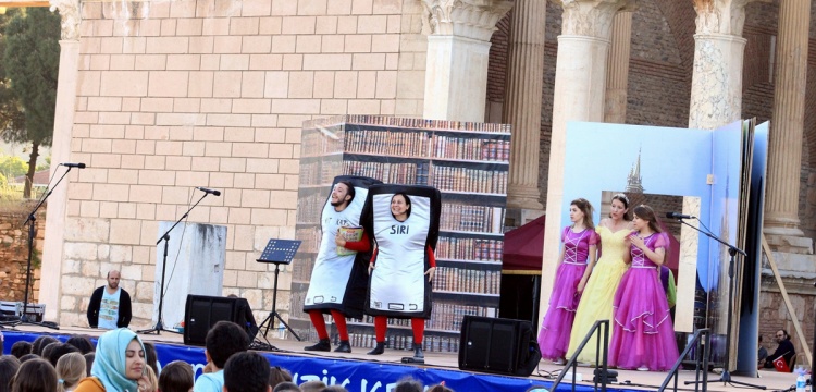 Sardes antik şehri tiyatro oyununa ev sahipliği yaptı