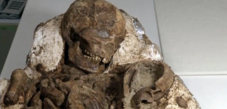 Bebeğini kucaklayan 4800 yıllık iskelet bulundu
