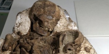 Bebeğini kucaklayan 4800 yıllık iskelet bulundu
