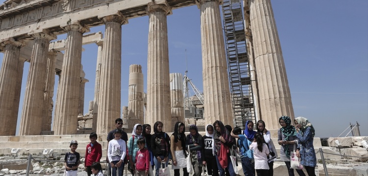 Atina'da Mültecilere Akropolisi'i gezdirdiler