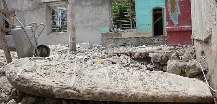 Tarihi camide 1800'lü yıllardan kalma mezar taşı