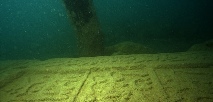 Van'da tarihi mezar taşlarından yapılmış iskele bulundu