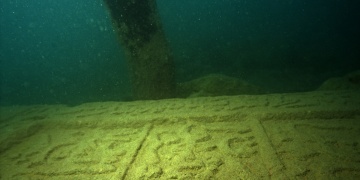 Vanda tarihi mezar taşlarından yapılmış iskele bulundu