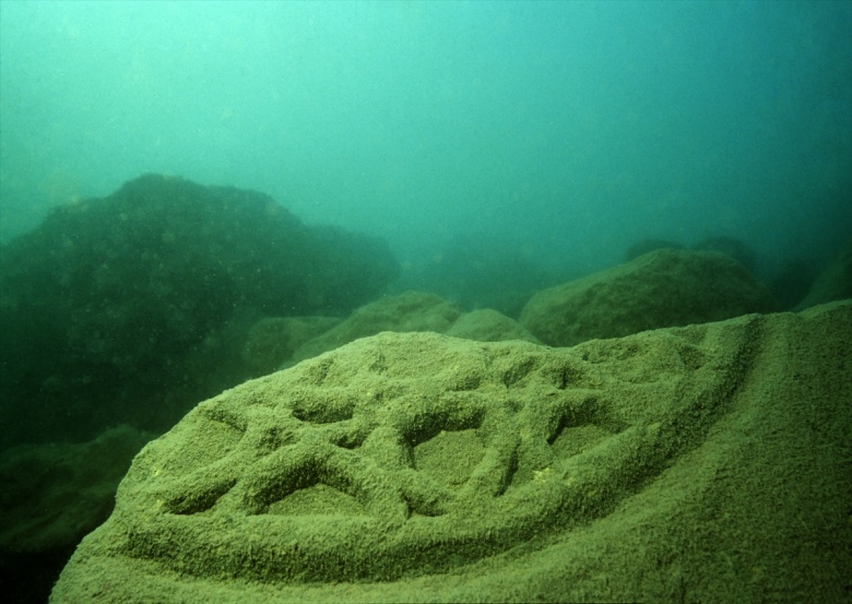 Van'da tarihi mezar taşları iskelede kullanılmış
