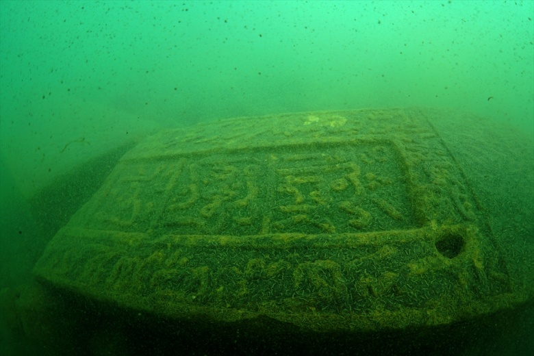 Van'da tarihi mezar taşları iskelede kullanılmış