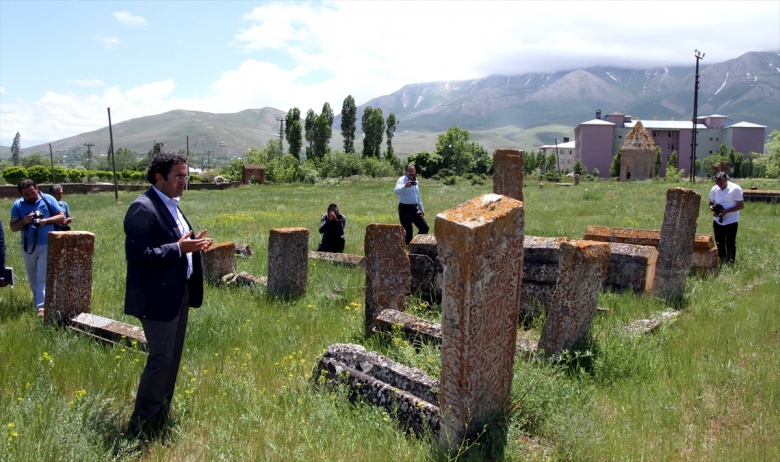 Van'da tarihi mezar taşları iskelede kullanılmış