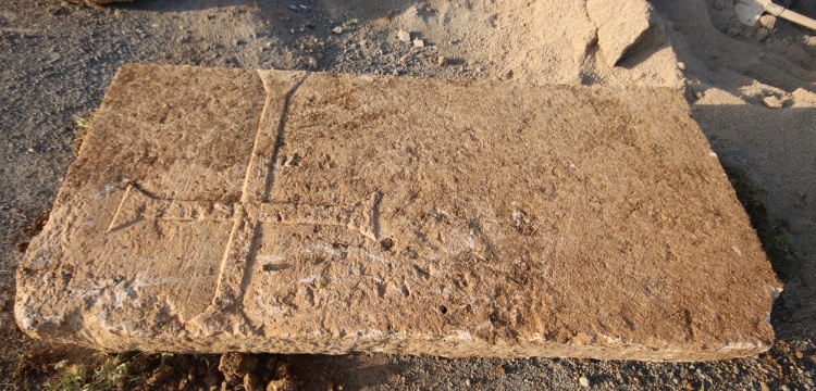 Konya'da dere yatağında haç işaretli mezar taşı bulundu