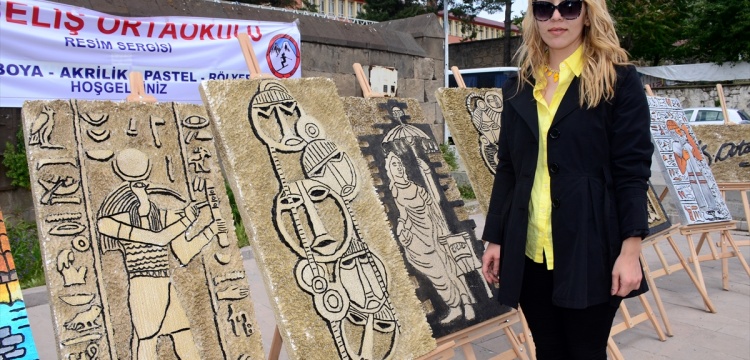 Bitlis'te öğrenciler rölyef sergisi açtılar
