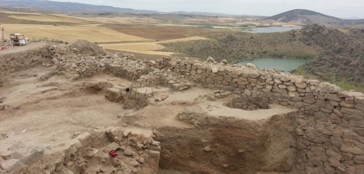 Kaymakam ögrencilerle Arkeolojik kazı alanı gezdi