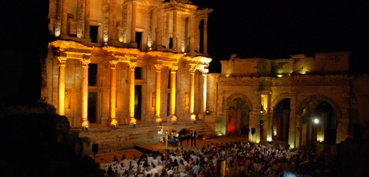 Efes antik kenti müziğe ev sahipliği yaptı