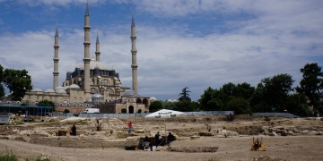 Edirne Yemişkapanı Hanı kazısında 32 mezar bulundu