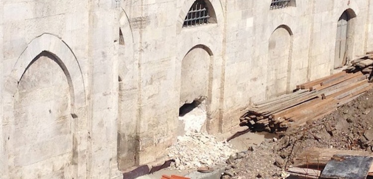Sokullu Camisi'nin duvarını restorasyon bahanesi ile deldiler
