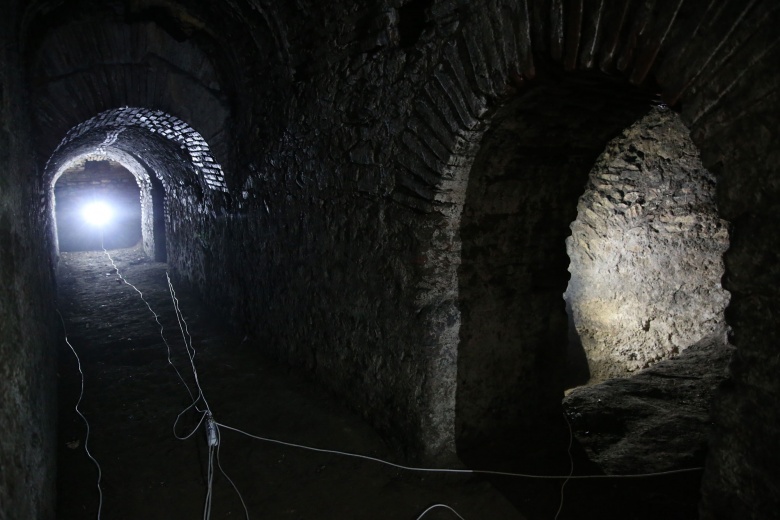 Bursa'da 2 bin 400 yıllık sarayın tünelleri