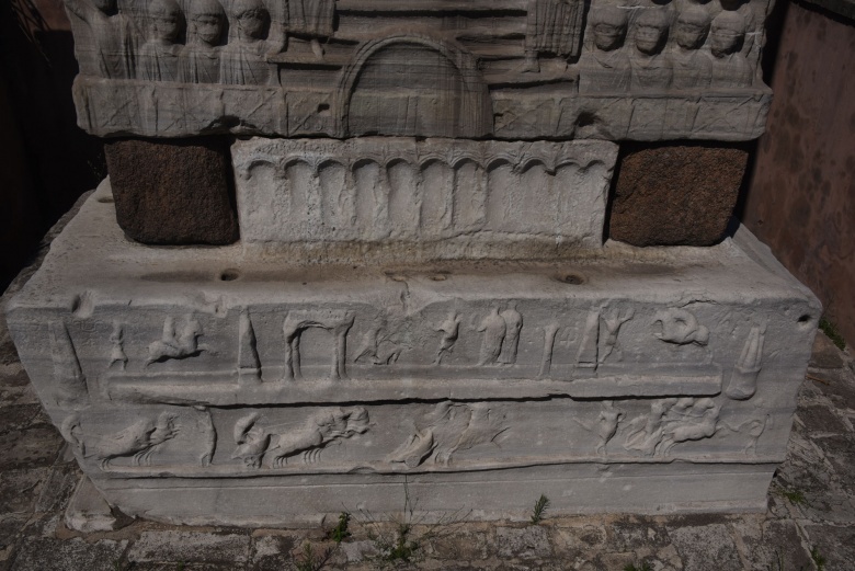 Sultanahmet'de bulunan Dikilitaşlar 1- Theodosius Dikiltaş (Obelisk)