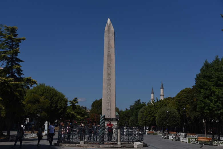 Sultanahmet'de bulunan Dikilitaşlar 1- Theodosius Dikiltaş (Obelisk)