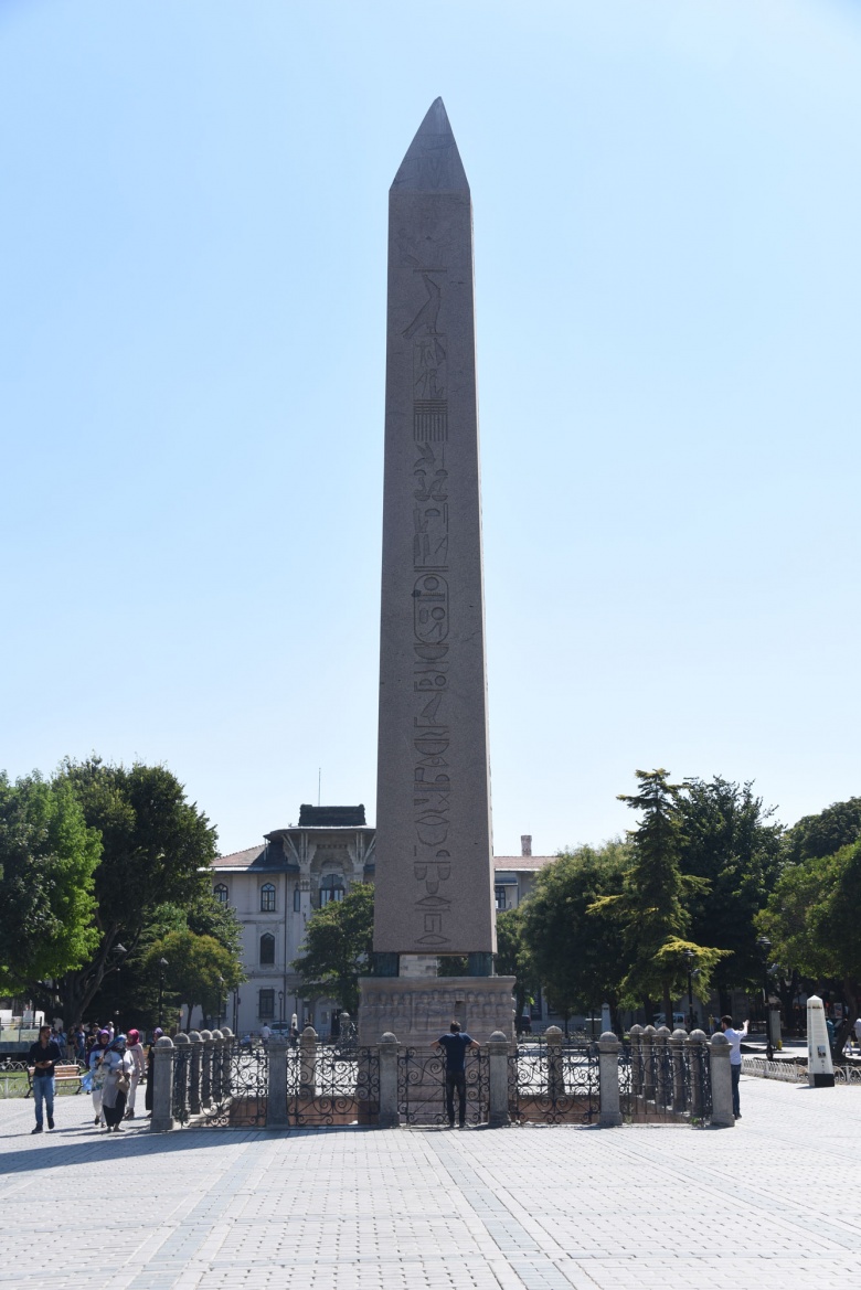 Sultanahmet'de bulunan Dikilitaşlar 1- Theodosius Dikiltaş (Obelisk)