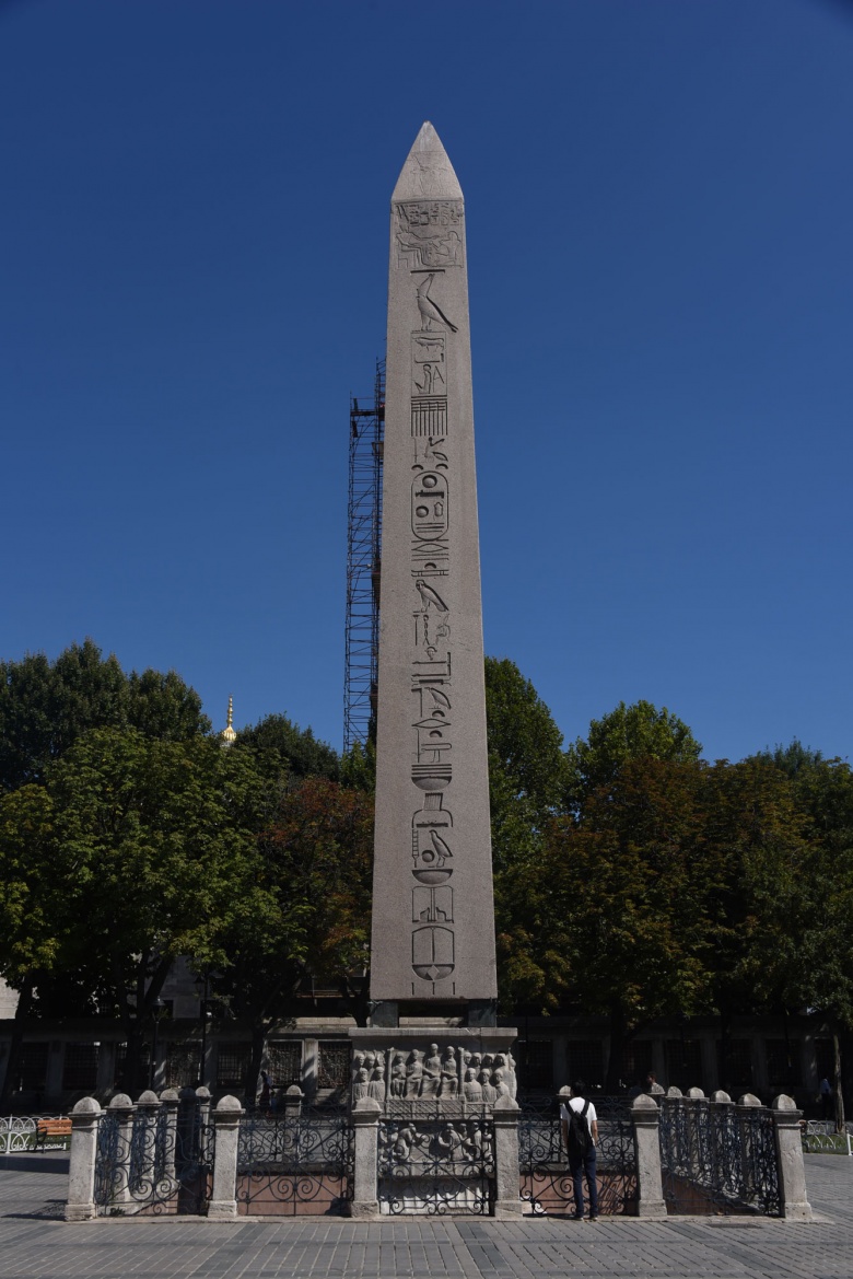 Sultanahmet'de bulunan Dikilitaşlar 1- Theodosius Dikiltaş (Obelisk)