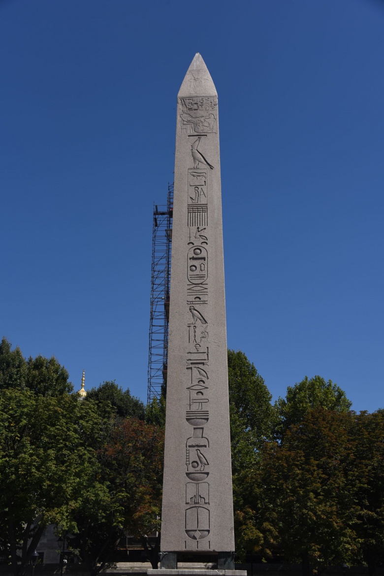 Sultanahmet'de bulunan Dikilitaşlar 1- Theodosius Dikiltaş (Obelisk)