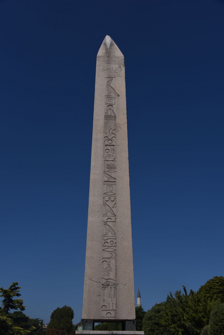 Sultanahmet'de bulunan Dikilitaşlar 1- Theodosius Dikiltaş (Obelisk)