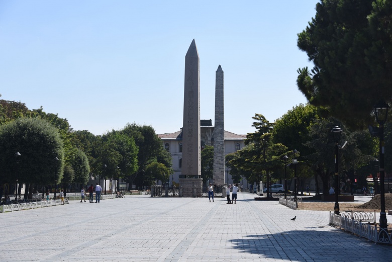 Sultanahmet'de bulunan Dikilitaşlar 1- Theodosius Dikiltaş (Obelisk)