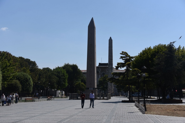 Sultanahmet'de bulunan Dikilitaşlar 1- Theodosius Dikiltaş (Obelisk)