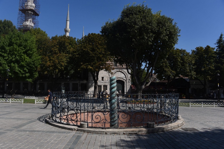 Sultanahmet'de bulunan Dikilitaşlar 2- Burmalı Sütün veya Yılanlı Sütun