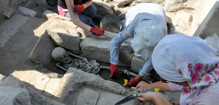 Stratonikeia'da genç kadın iskeleti bulundu