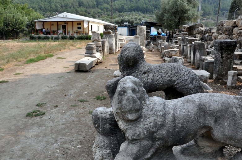 Antik oyunları antik kentte çizerek anlatıyorlar