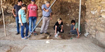 Yanan evin altında bulunan mozaikler araştırılıyor