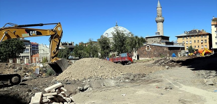 450 yıllık cami etrafındaki çarpık yapılaşmadan kurtarılıyor