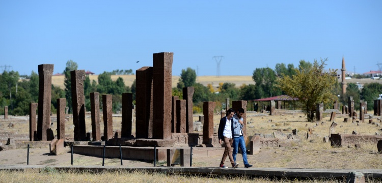 Ahlat'taki Selçuklu Mezarlığı çimlendirilecek ve selvilerle donatılacak