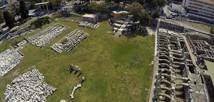 İzmir'in son antik kenti tarihe tanıklık ediyor
