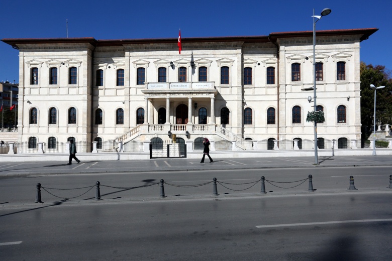 Üç medeniyetin izleri bir meydanda