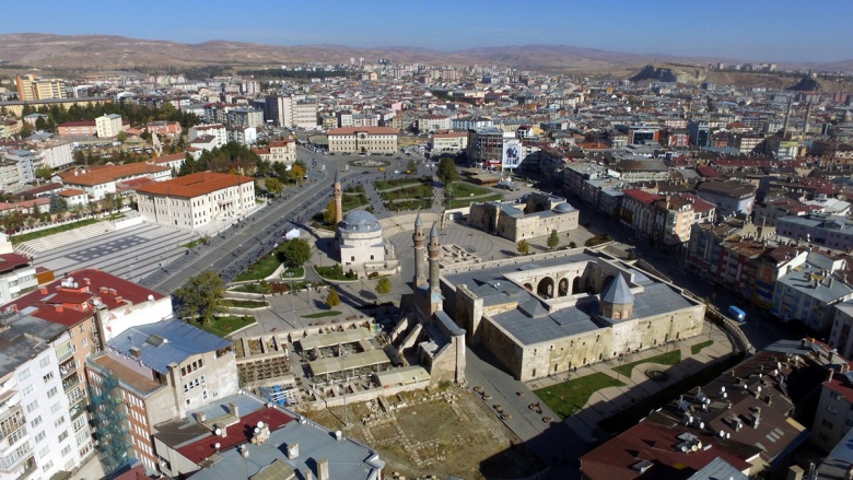 Üç medeniyetin izleri bir meydanda