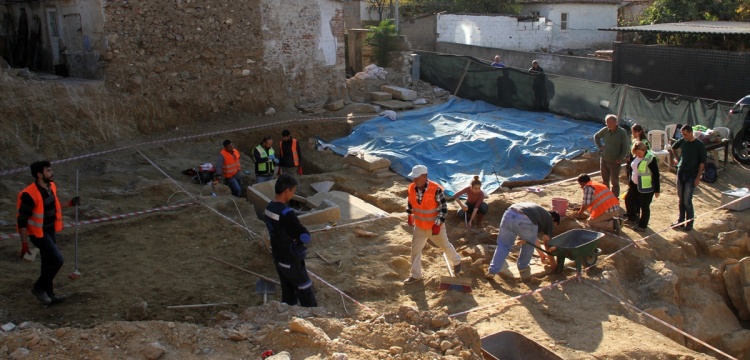 Milas'ta inşaat kazısında 17 mezar daha bulundu