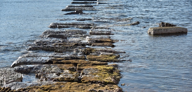Bodrum'da deniz çekildi tarihi surlar ortaya çıktı