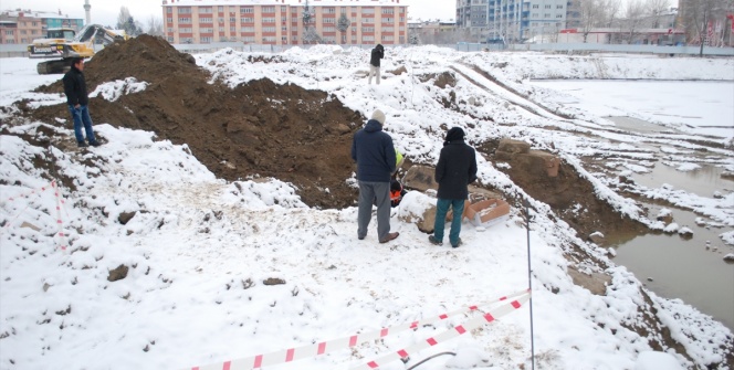 Kütahyada temel kazısında lahitler bulundu