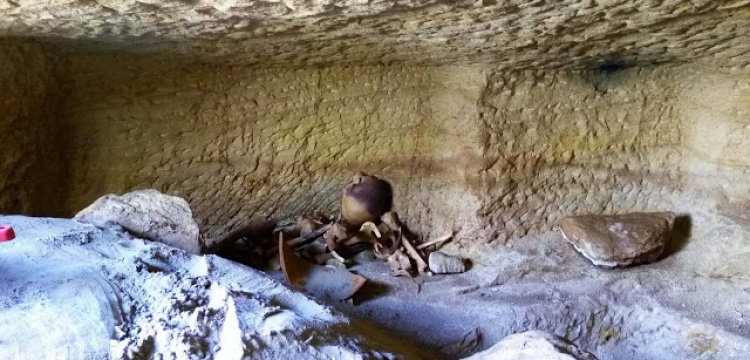 Mısır'da 12 Kaya mezarı bulundu