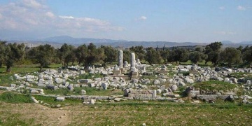 Teos antik liman kentinde ilk hedef Dionysos tapınağı