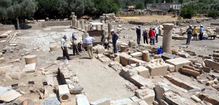 Stratonikeia'da Bizans mezarları gün yüzüne çıktı