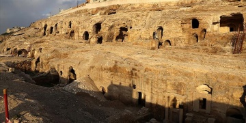 Şanlıurfada tapınak görünümlü kaya mezarı turizme hazır