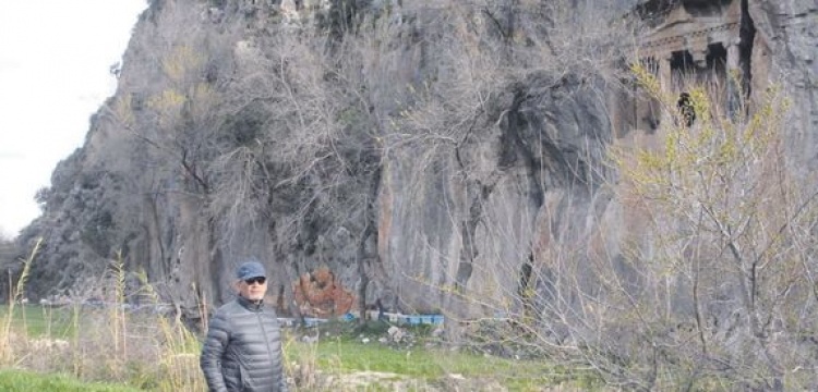 Dalyan'da kayıt dışı kaya mezar bulundu