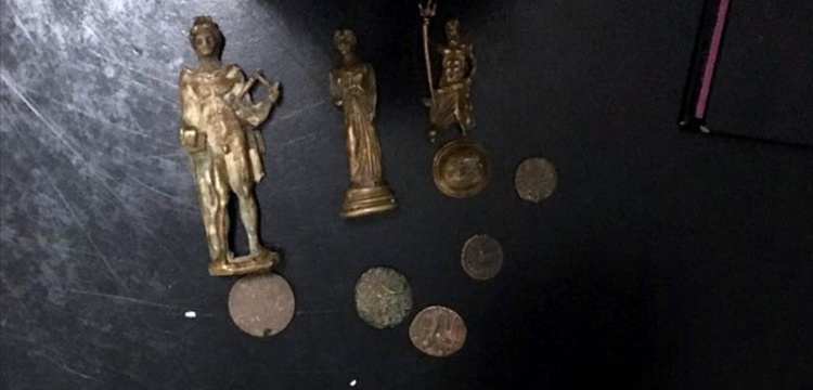 Manisa'da 3 heykel ile 35 altın ve gümüş sikke ele geçirildi