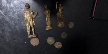 Manisada 3 heykel ile 35 altın ve gümüş sikke ele geçirildi